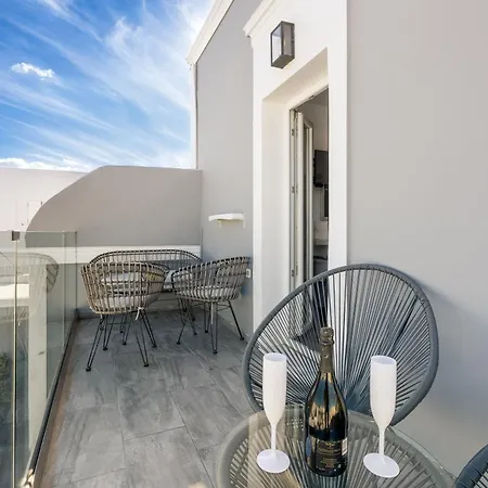 Oasis Suites Fira 3*